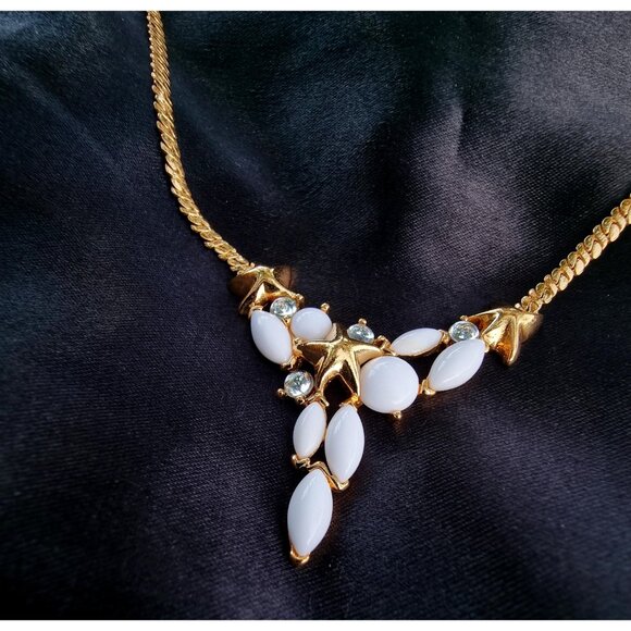 Rare Find Vintage TRIFARI Signed White Milk Glass God Tone Moonglow Pendant Neck - Picture 2 of 5